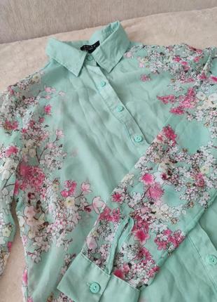 Летняя рубашка мятного цвета с цветочным принтом2 фото