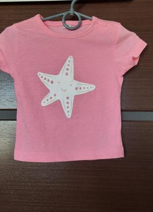 Яркая футболка