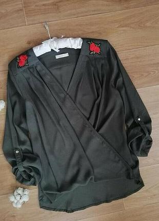 Блуза жіноча на запах з трояндами