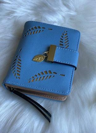 Женский короткий кошелек из эко кожи голубой с перфарацией золотые листья1 фото
