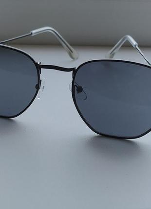 Небольшие солнцезащитные очки