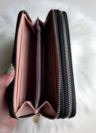 Жіночий гаманець-портмоне з екошкіри чорного кольору на дві змійки з ремінцем на зап'ястку3 фото