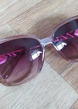 Жіночі сонцезахисні окуляри з градієнтними стеклами в прозорій бежевою оправі2 фото