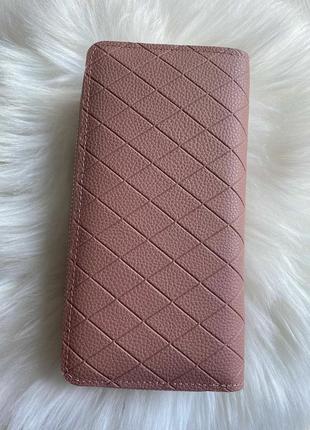 Женский кошелек- портмоне из эко кожи розового цвета 'пудра' на две молнии с ремешком на запястье3 фото