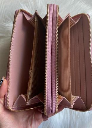 Женский кошелек- портмоне из эко кожи розового цвета 'пудра' на две молнии с ремешком на запястье2 фото