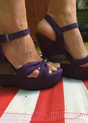 Стиляжные,бомбезні фіолетові босоніжки на танкетці bamboo/37 р-р