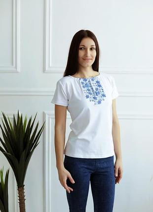 Молодежная вышитая женская футболка с вышитыми голубыми цветочками а-31