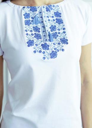 Молодежная вышитая женская футболка с вышитыми голубыми цветочками а-312 фото