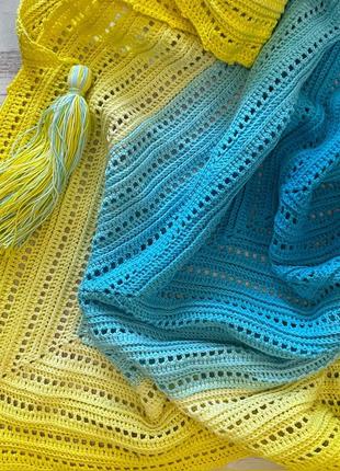 В'язана гачком хустина з китицями