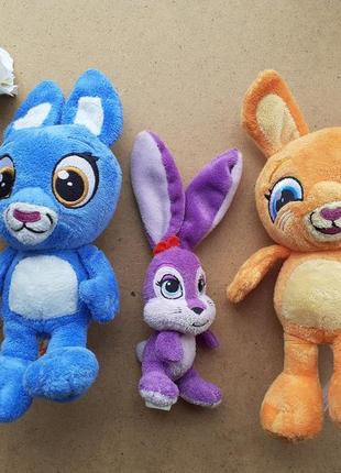 Набір м'яких іграшок, різнокольорові зайчики, кролики, заєць
