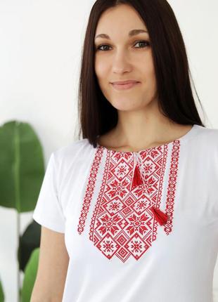 Современная и гармоничная вышитая женская футболка вышита красными нитями4 фото