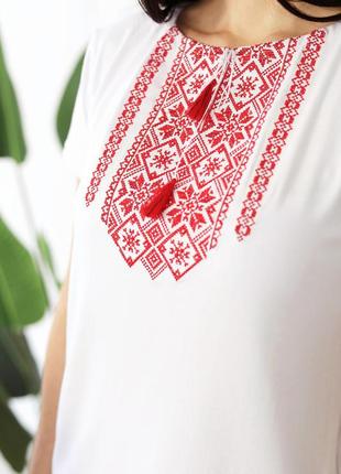 Современная и гармоничная вышитая женская футболка вышита красными нитями3 фото