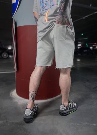 Чоловічі легкі спортивні шорти в світло-сірому кольорі3 фото