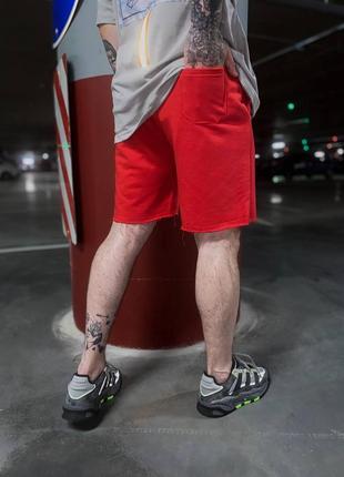 Мужские легкие спортивные шорты в красном цвете3 фото