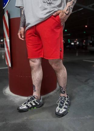 Мужские легкие спортивные шорты в красном цвете2 фото