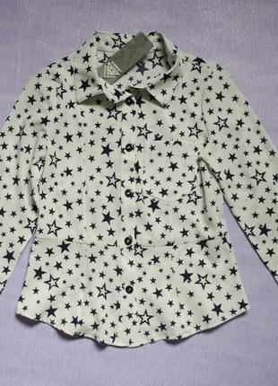 Легка практична стильна блузка в зірочки з оригінальним дизайном