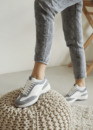 Кожаные белые кроссовки с замшевыми серыми вставками4 фото