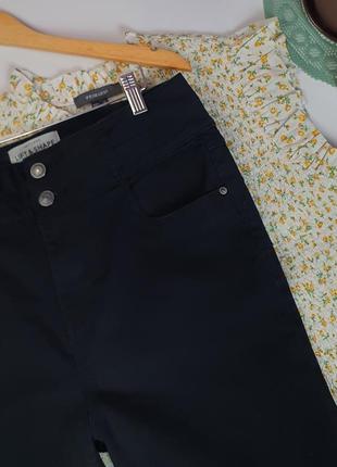 Черные джинсы женские зауженые
в идеальном состоянии, цвет настоящий чёрный2 фото