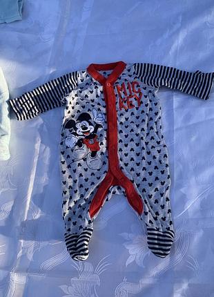 Человечек с мики маусом