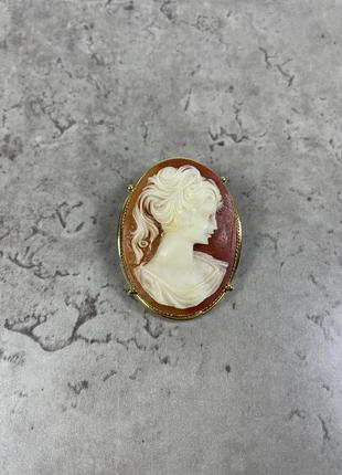 Брошь камея