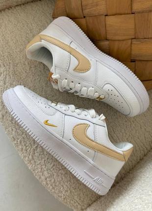 Nike air force 1 mini swoosh yellow beige новинка трендові жіночі кросівки найк форс хіт сезону весна літо осінь білі бежеві белые трендовые кроссовки