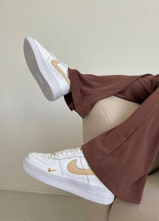 Nike air force 1 mini swoosh yellow beige новинка трендові жіночі кросівки найк форс хіт сезону весна літо осінь білі бежеві белые трендовые кроссовки