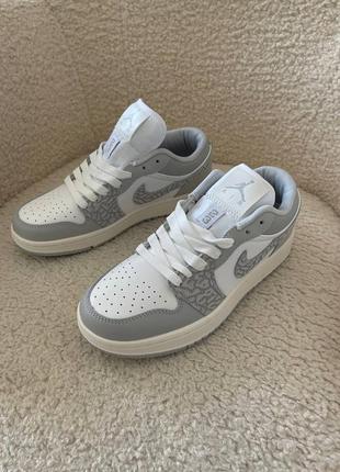 Nike jordan low grey silver
трендові сірі кросівки найк джордан весна літо осінь трендовые серые стильные кроссовки2 фото