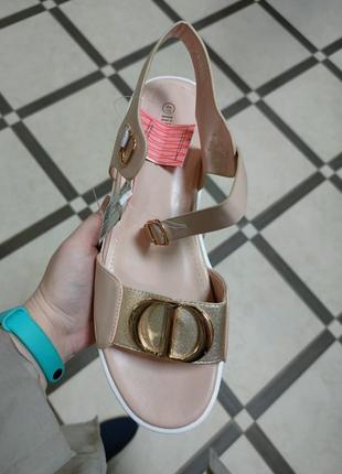 Босоніжки жіночі стильні