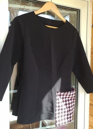 Стильная черная блуза с необычным карманом6 фото