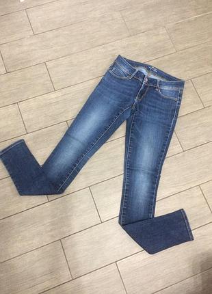Вузенькі джинси