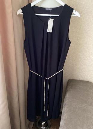 Чорне шифонове плаття з поясом сукня