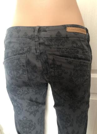 Серые брендовые джинсы скинни с узором вензеля2 фото