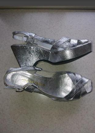 Сріблясті шкіряні босоніжки р.40(27см)