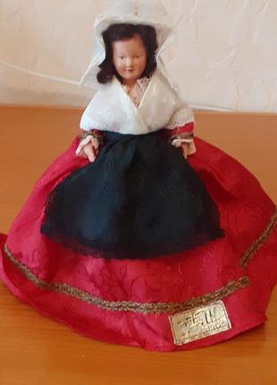 Вінтажна сувенірна лялька в оригінальному головному уборі