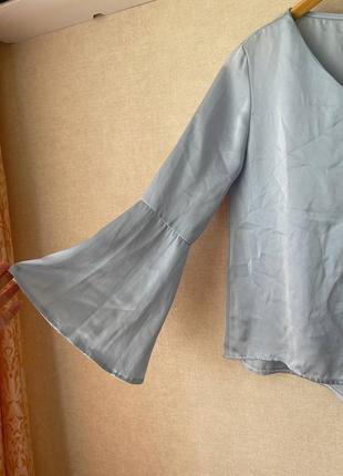 Голубая блуза шелк атлас v-образный вырез