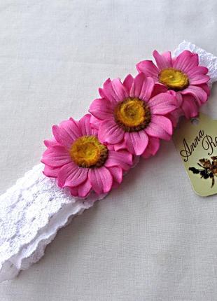 Повязка белая ажурная на голову для девочек с цветами из фоамирана ручной работы "ромашка розовая"