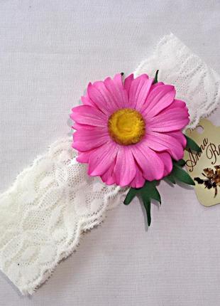 Повязка белая ажурная на голову для девочек с цветами из фоамирана ручной работы "ромашка розовая"1 фото