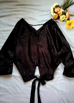Блуза нарядная с v-образным декольте