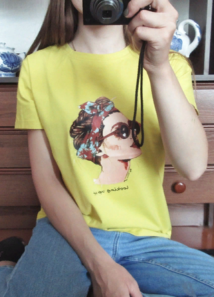 Женская желтая футболка с принтом2 фото