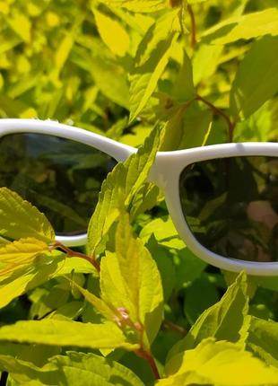 Белые детские солнцезащитные очки с поляризацией, мягкие дужки неломайки5 фото