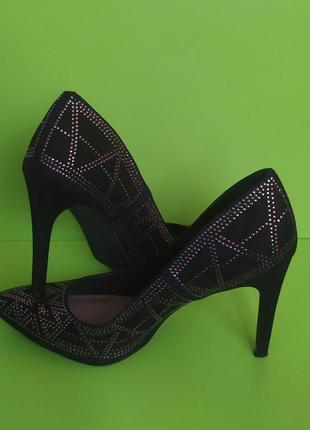 Класичні туфлі чорні з візерунком, 394 фото