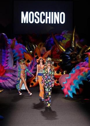 Платье в стиле хиппи moschino couture из resort collection 20173 фото