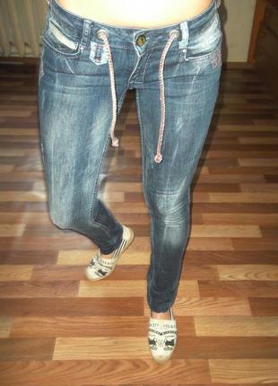 Шикарні модні джинси на дівчину