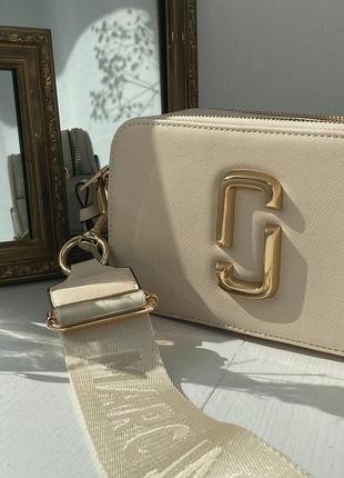 Marc jacobs the snapshot beige gold трендова жіноча золота бежева сумочка хіт сезону жіноча бежева кремова сумка марк джейкобс4 фото