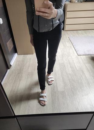 Джинсы зауженные