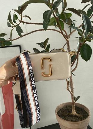 Marc jacobs small camera bag total beige трендова міні сумочка марк джейкобс кремова бежева золота женская мини сумка беж крем4 фото