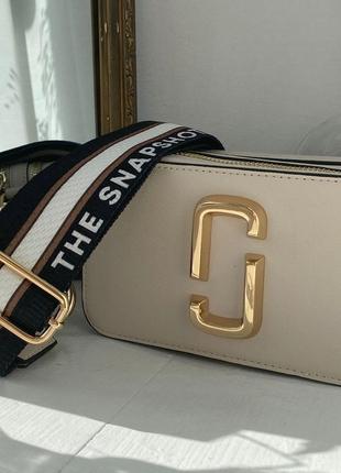 Marc jacobs small camera bag total beige трендова міні сумочка марк джейкобс кремова бежева золота женская мини сумка беж крем7 фото