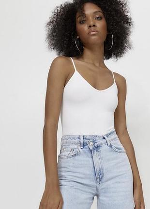 Біле безшовне боді на тонких бретелях з нової колекції stradivarius розмір l