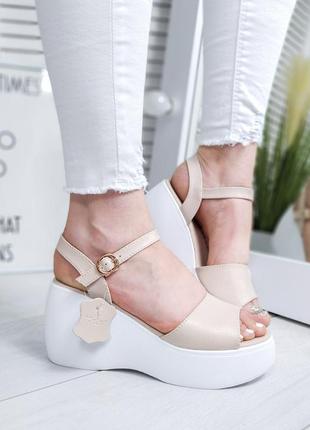 На платформі