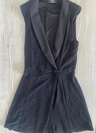 Крутий ромпер, комбінезон з шортами і шикарним декольте bershka .